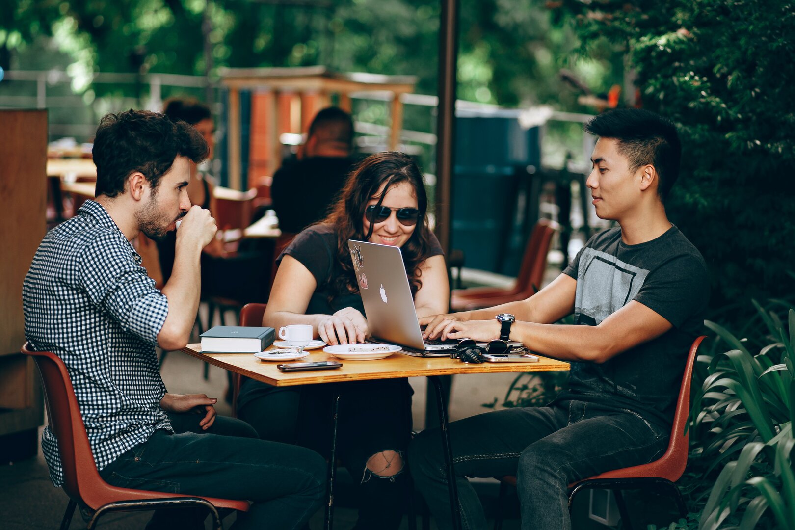 junge Leute trinken Kaffee start-up